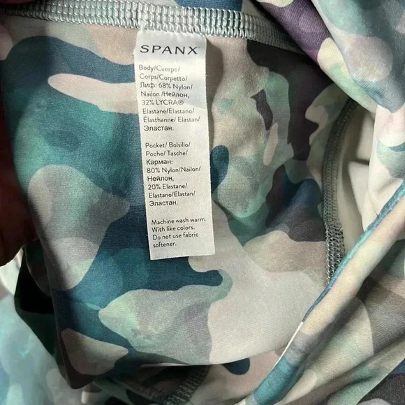 Spanx Booty Boost Active Print 7/8 Purple/Blue Capri Leggings Size S - Picture 9 of 10